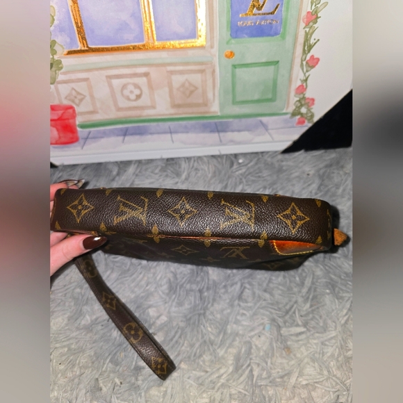 Louis Vuitton Signiture Monogram Vintage Wristlet/Clutch (EUC)(SEE PICS)(COA) - Picture 6 of 10